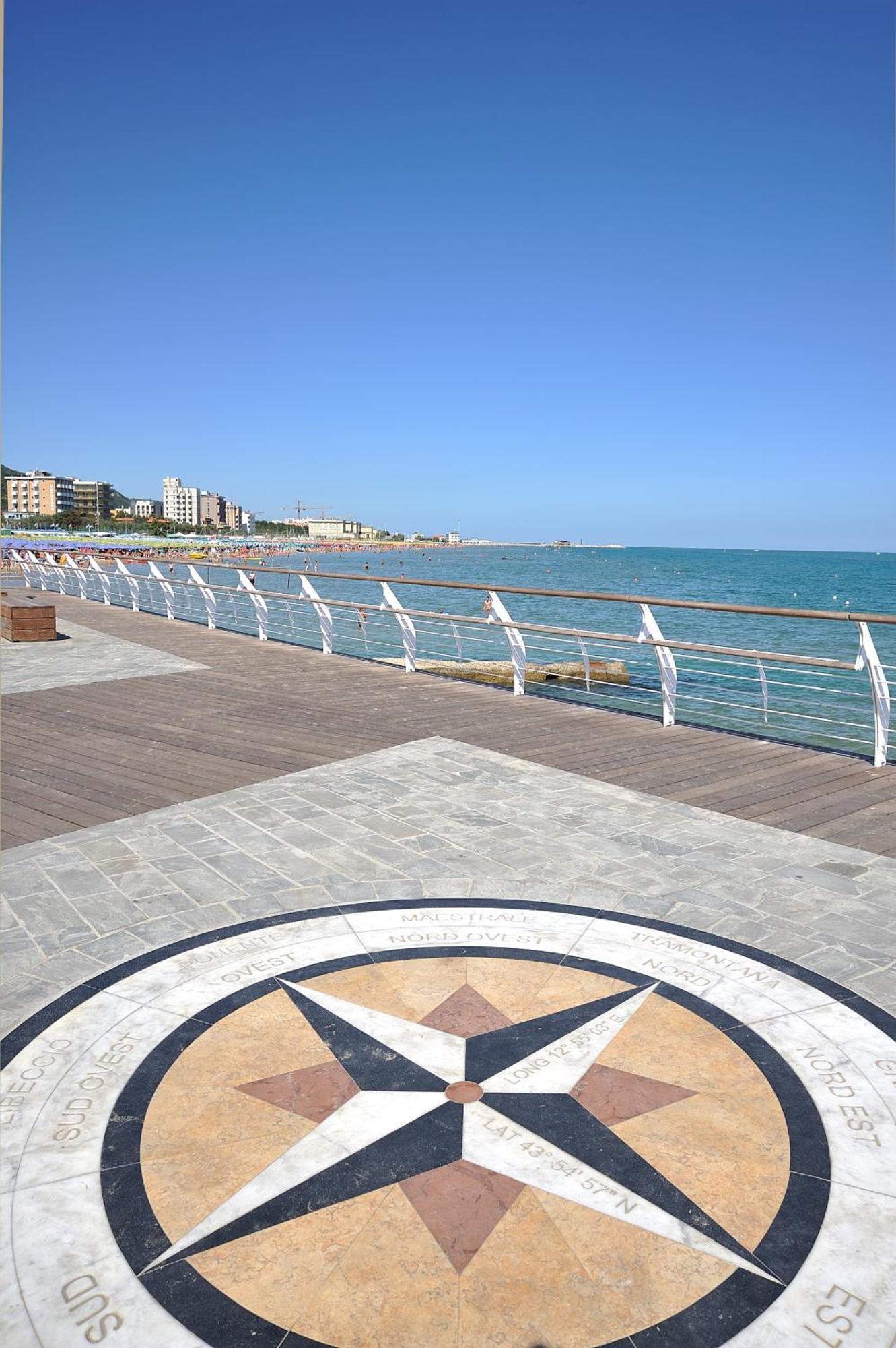 Clipper Hotel Pesaro Kültér fotó